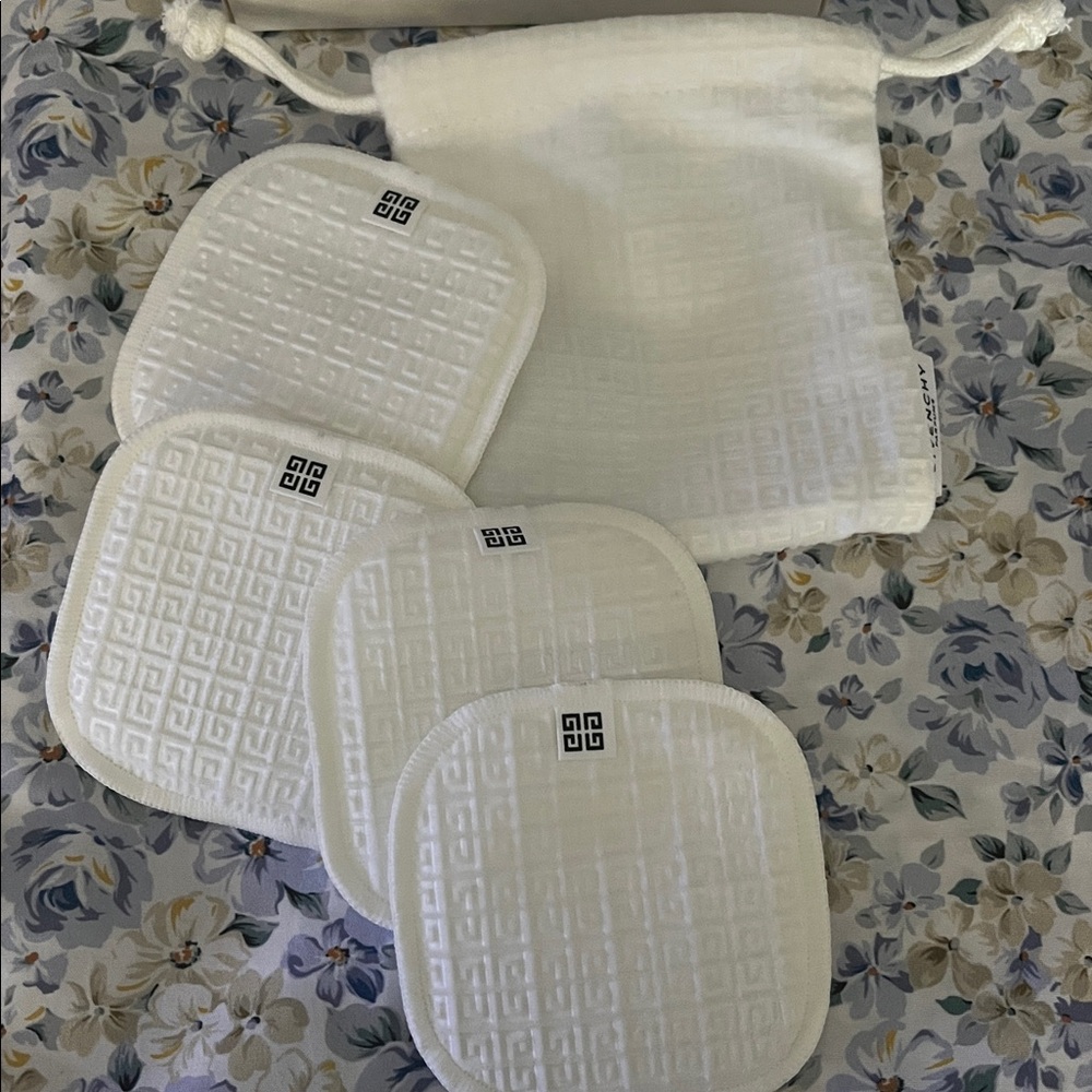Givenchy Reusable Makeup Remover Pads with Pouch - Picture 3 of 4